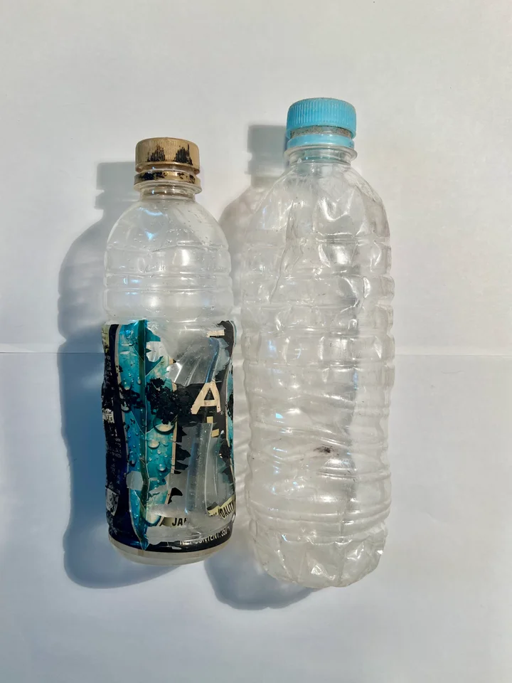 石垣島の海岸に漂着するペットボトル